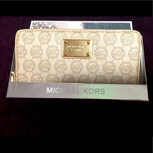 Michael Kors Jet Set Continental Wallet. NWT.